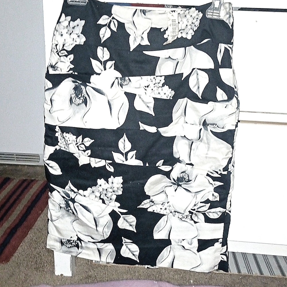 WHBM NWT FLORAL PLEATED KNEE LENGTH SKIRT